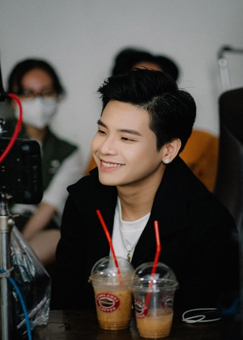 Không thể phủ nhận nam ca sĩ sinh năm 1997 có vẻ ngoài rất cuốn hút. Ảnh: FBNV