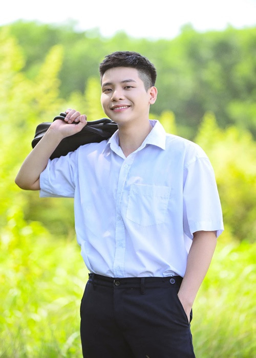 Mới đây, chia sẻ với Vietnamnet, Quân A.P cho biết, anh không thấy áp lực trước những biệt danh như "Tiểu Tuấn Hưng", "hot boy đi hát", trái lại vui vì đây đều là những cái tên tích cực, xuất phát từ tình cảm của khán giả và các anh chị trong nghề. Ảnh: FBNV