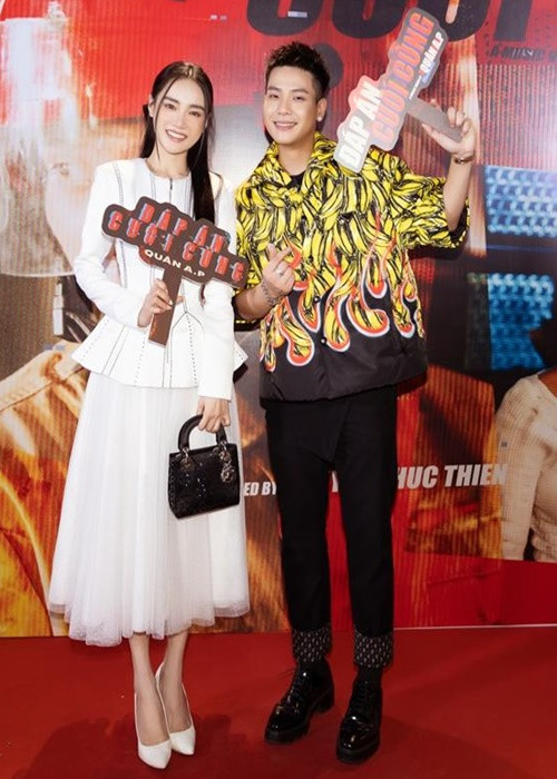 Mới đây, Nhã Phương đến chúc mừng Quân A.P ra mắt MV. Đáng chú ý, khi được hỏi về độ đẹp trai giữa Quân A.P và Trường Giang, Nhã Phương thẳng thắn: "Đương nhiên là Quân đẹp trai hơn anh Trường Giang rồi, chuyện đó phải công tâm! Tôi mê chồng thật nhưng rõ ràng, nhìn vô là biết ai đẹp trai hơn rồi. Còn để nói ai đẹp lão hơn thì tôi chắc chắn là Trường Giang". Ảnh: Vietnamnet