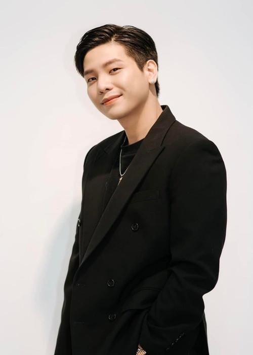 Năm 2019, anh chính thức theo đuổi con đường ca hát chuyên nghiệp với sản phẩm âm nhạc "Ai là người thương em". Ảnh: FBNV