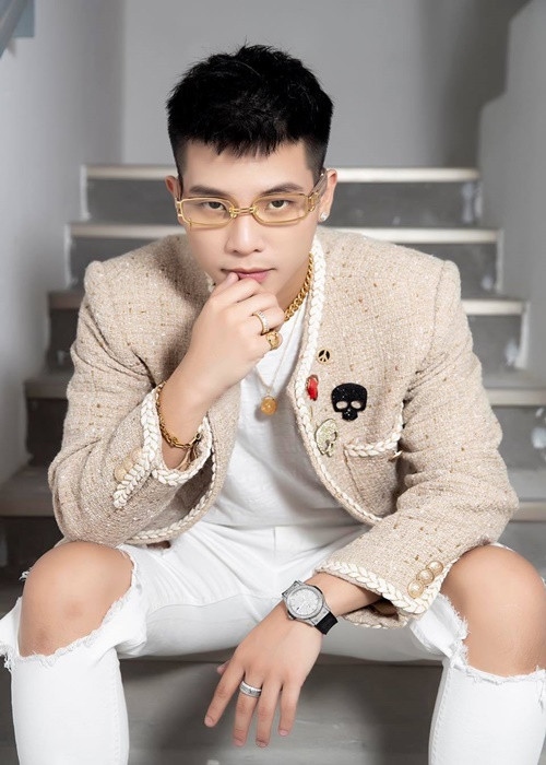 Quân A.P từng chia sẻ, nếu phải chọn, anh sẵn sàng từ bỏ gương mặt điển trai để giữ lại giọng hát. Ảnh: FBNV