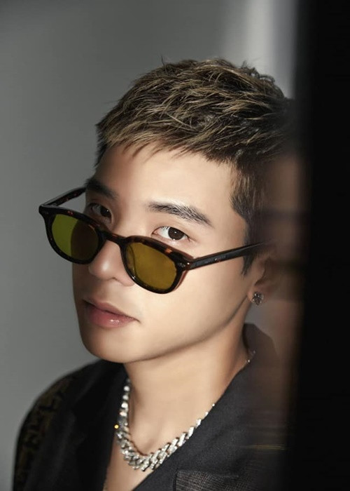 Nam ca sĩ cho rằng, anh sẽ cảm thấy vui hơn khi giữ lại được những người yêu thích giọng hát của anh hơn việc chỉ được khán giả thích vì vẻ bề ngoài. Ảnh: FBNV