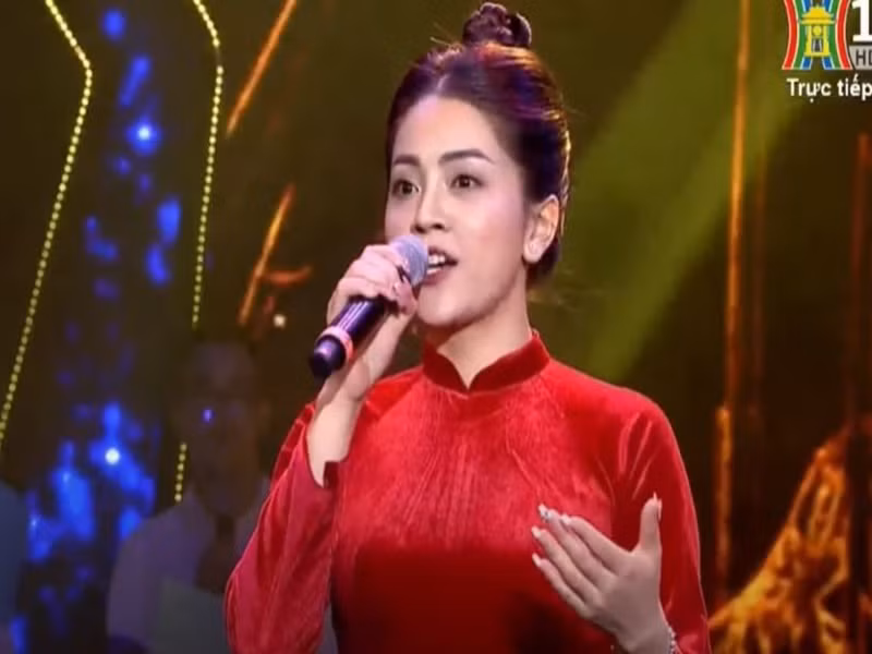 Loat ca si xu ly sao khi hat quen loi giong Khanh Thy?