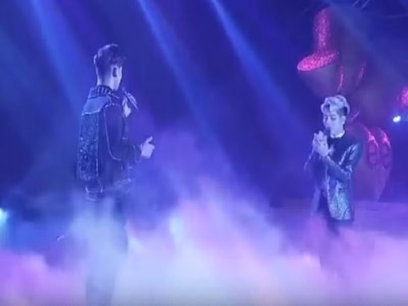 Năm 2018, trong lễ trao giải Keeng Young Awards, Đức Phúc song ca "Thành phố buồn" cùng Ali Hoàng Dương. Trong quá trình hát, thi thoảng Đức Phúc lại nhìn vào lòng bàn tay xem lời bài hát. Ảnh: Giao thông