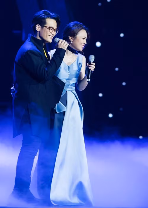 Kết thúc tiết mục, Mỹ Tâm quay sang “trách yêu” Hà Anh Tuấn: "Tuấn thấy Tâm hát sai thì Tuấn phải hát theo chứ lại để Tâm hát một mình như vậy". Ảnh: Yan