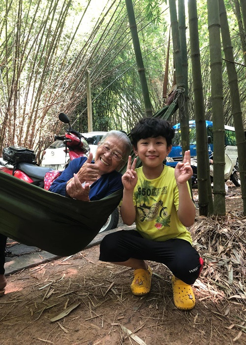 Trường Phú khoe ảnh trên phim trường bên nghệ sĩ gạo cội Phi Điểu. Ảnh: FBNV