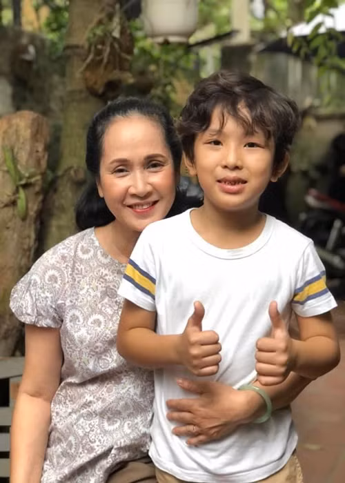 Trường Phú có vẻ ngoài đáng yêu với đôi mắt híp, nụ cười tươi. Ảnh: FBNV