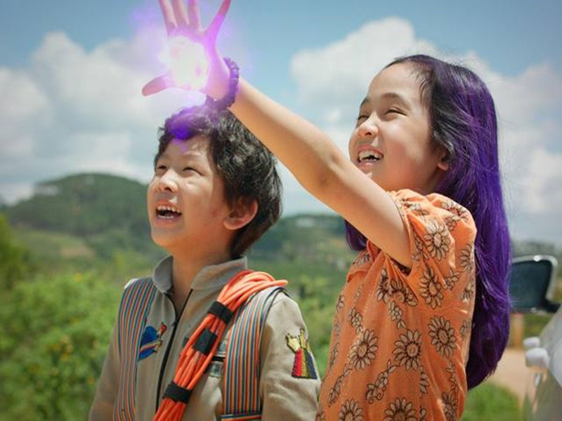 Trong phim "Maika - Cô bé đến từ hành tinh khác", Trường Phú vào vai Hùng - cậu nhóc tám tuổi có mối quan hệ với cha ngày càng xa cách sau cái chết của mẹ. Một ngày, Hùng vô tình gặp Maika (Chu Diệp Anh đóng) - sinh vật ngoài hành tinh đến Trái Đất tìm bạn bị mất tích. Ảnh: Sức khỏe và đời sống