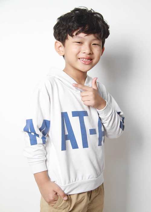 Trường Phú sinh năm 2012, đến từ TP HCM. Cậu nhóc quay phim "Maika - Cô bé đến từ hành tinh khác" vào năm 2019 khi 7 tuổi. Sau khi hoàn thành dự án này, diễn viên nhí tiếp tục quay không ít bộ phim khác. Ảnh: FBNV