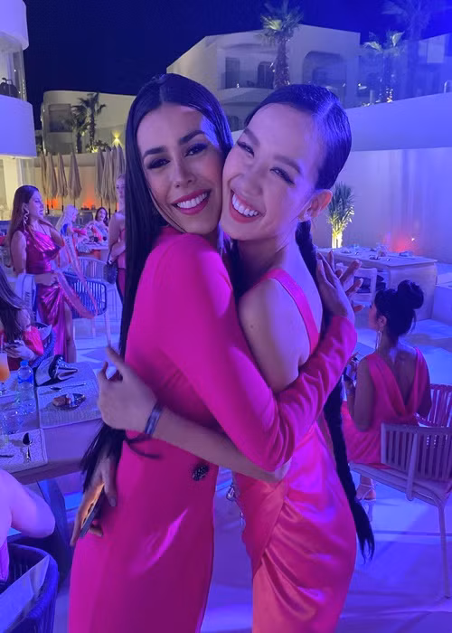 Từ Ai Cập thi quốc tế, đại diện Việt Nam liên tục cập nhật hình ảnh của bản thân. Ảnh: FBNV