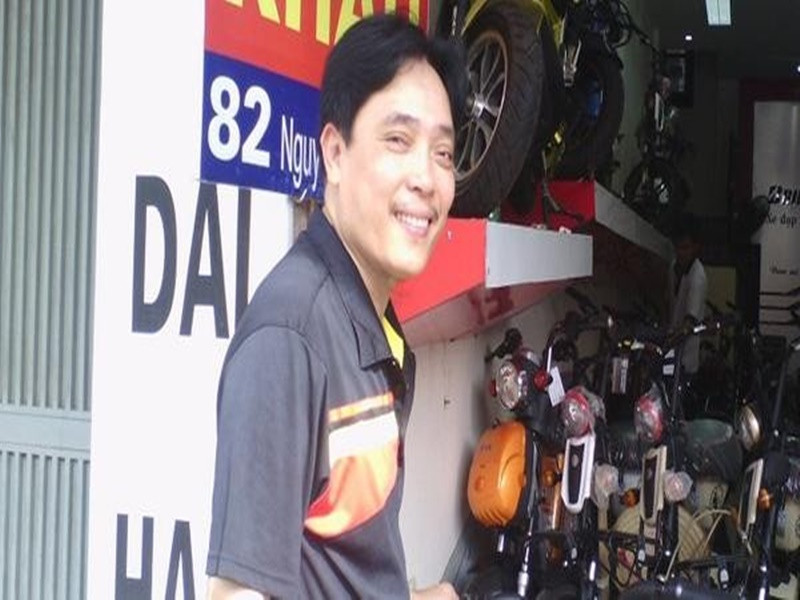 Trong cuộc phỏng vấn với An ninh thủ đô, nghệ sĩ Minh Tuấn chia sẻ, năm 1981, khi đi thi tuyển vào Đoàn kịch Tổng cục Chính trị, anh đã “chết” ngay nghệ sĩ Ngọc Thư bởi cái nhìn đầu tiên vì chị có đôi mắt đẹp lại diễn xuất tốt. Tuy nhiên, nghệ sĩ Ngọc Thư lại chẳng có ấn tượng tốt đẹp gì về nghệ sĩ Minh Tuấn, thậm chí còn có phần ác cảm bởi khi diễn tiểu phẩm thể hiện thí sinh trúng tuyển, anh cầm đạo cụ là cây đàn mà khi diễn, chả sử dụng gì đến đạo cụ. “Diễn dở ẹc thế mà cũng trúng tuyển chứ?”, chị bảo. Không ngờ, cả hai lại đến với nhau. Đám cưới của cặp nghệ sĩ diễn ra vào năm 1989 sau 7 năm hẹn hò. Ảnh: Tiền Phong