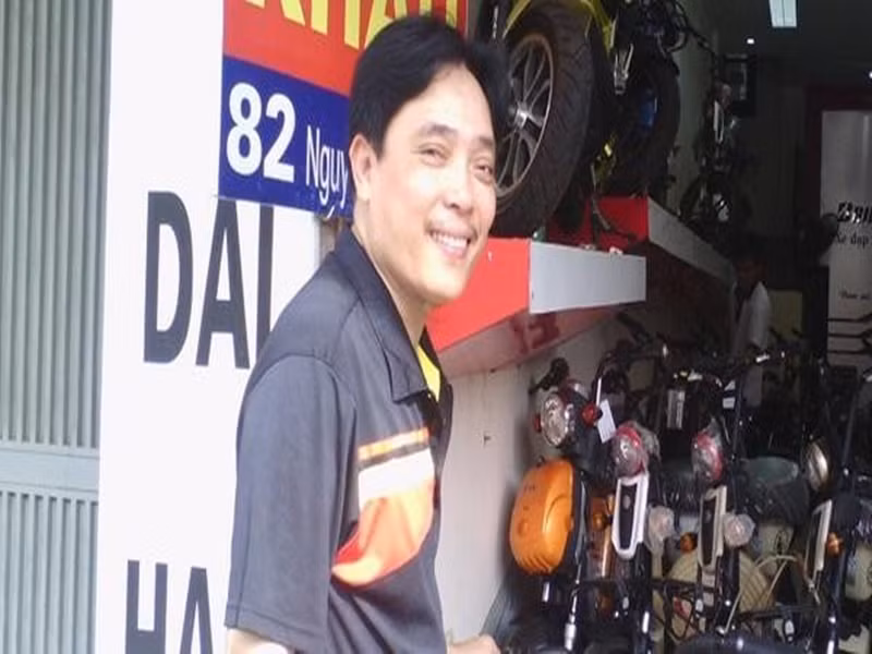 Trong cuộc phỏng vấn với An ninh thủ đô, nghệ sĩ Minh Tuấn chia sẻ, năm 1981, khi đi thi tuyển vào Đoàn kịch Tổng cục Chính trị, anh đã “chết” ngay nghệ sĩ Ngọc Thư bởi cái nhìn đầu tiên vì chị có đôi mắt đẹp lại diễn xuất tốt. Tuy nhiên, nghệ sĩ Ngọc Thư lại chẳng có ấn tượng tốt đẹp gì về nghệ sĩ Minh Tuấn, thậm chí còn có phần ác cảm bởi khi diễn tiểu phẩm thể hiện thí sinh trúng tuyển, anh cầm đạo cụ là cây đàn mà khi diễn, chả sử dụng gì đến đạo cụ. “Diễn dở ẹc thế mà cũng trúng tuyển chứ?”, chị bảo. Không ngờ, cả hai lại đến với nhau. Đám cưới của cặp nghệ sĩ diễn ra vào năm 1989 sau 7 năm hẹn hò. Ảnh: Tiền Phong