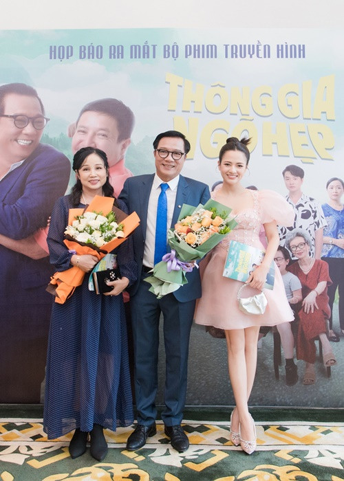 Trước “Thông gia ngõ hẹp”, Ngọc Thư gây ấn tượng khi vào vai Quê trong phim “Nước mắt đàn bà”, vai Lan trong phim “Cha tôi và hai người đàn bà”, vai Thoa trong phim “Ngọt ngào và man trá”, vai Sinh trong phim “Chuyện làng Nhô”, vai Xoan trong phim “Người đàn bà không con”. Ảnh: FB Việt Hoa