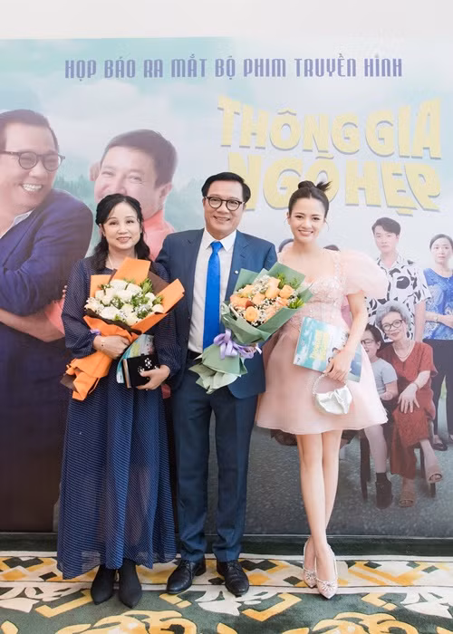 Trước “Thông gia ngõ hẹp”, Ngọc Thư gây ấn tượng khi vào vai Quê trong phim “Nước mắt đàn bà”, vai Lan trong phim “Cha tôi và hai người đàn bà”, vai Thoa trong phim “Ngọt ngào và man trá”, vai Sinh trong phim “Chuyện làng Nhô”, vai Xoan trong phim “Người đàn bà không con”. Ảnh: FB Việt Hoa