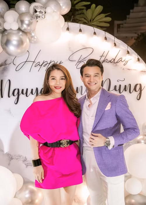 Năm 2021, Anh Dũng công khai hẹn hò Trương Ngọc Ánh sau 2 năm vướng nghi vấn tình cảm. Trương Ngọc Ánh hơn Anh Dũng 14 tuổi, từng qua một lần đò và có một cô con gái riêng. Ảnh: Zing