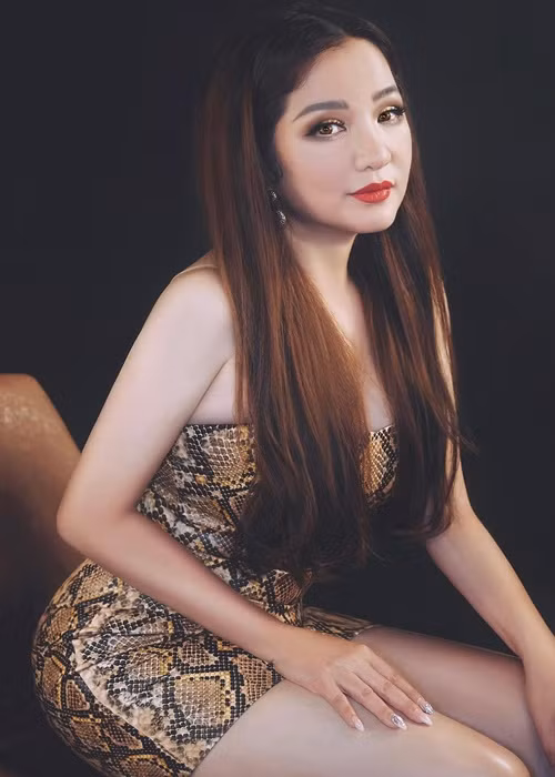 Ở tuổi 46, “cô gái bán khoai lang nướng” thường xuyên xuất hiện với hình ảnh gợi cảm, trẻ trung. Ảnh: FBNV