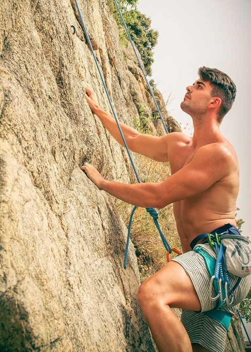 Miguel thích tập gym, chơi bóng đá, leo núi. Ảnh: Instagram