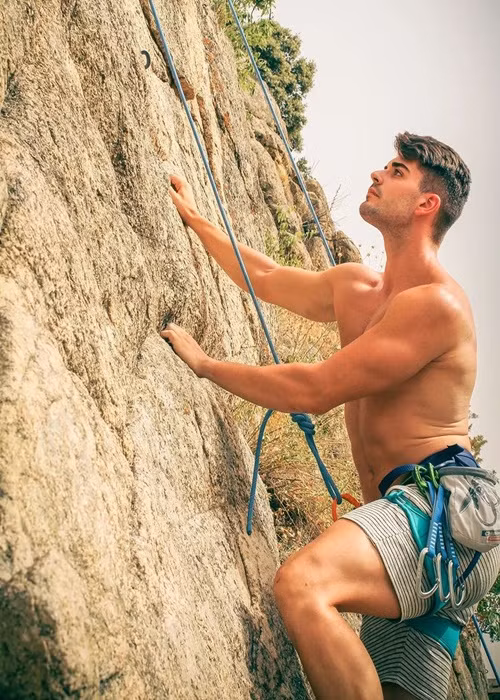 Miguel thích tập gym, chơi bóng đá, leo núi. Ảnh: Instagram