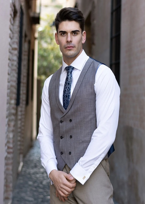 Ngoài ra, anh còn đam mê nhiếp ảnh, thích chơi piano. Ảnh: FBNV