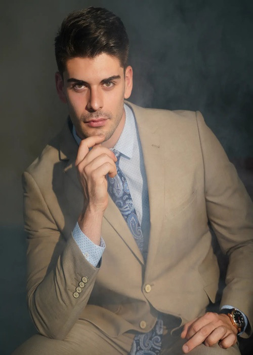 Miguel năm nay 21 tuổi, đến từ Tây Ban Nha. Trước khi đăng quang, anh là lính cứu hỏa. Ảnh: FBNV