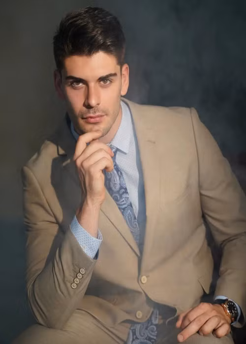 Miguel năm nay 21 tuổi, đến từ Tây Ban Nha. Trước khi đăng quang, anh là lính cứu hỏa. Ảnh: FBNV