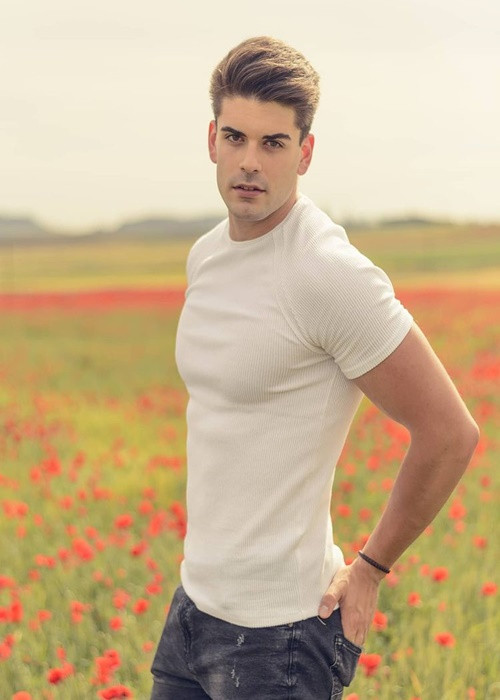 Mỹ nam Tây Ban Nha thành thạo tiếng Anh, biết một số câu tiếng Thái cơ bản. Ảnh: Instagram