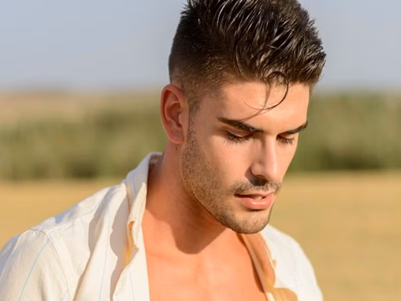 Giữa ồn ào bị phế truất ngôi vị Mister Global 2021, Miguel viết đầy ẩn ý rằng anh chưa nhận được giải thưởng sau khi đăng quang, phải trang trải cuộc sống bằng tiền cá nhân. Ảnh: Instagram