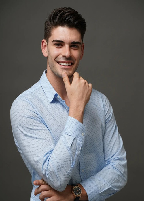 Với chiều cao 1m96, gương mặt điển trai, Miguel là người mẫu tại quê nhà. Ảnh: FBNV