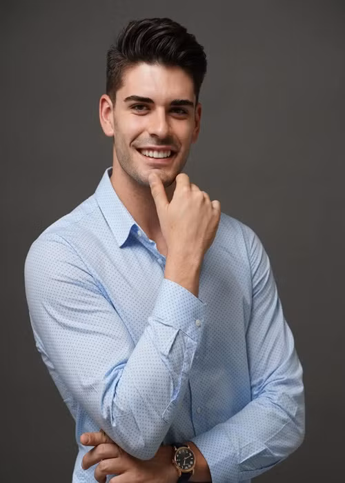 Với chiều cao 1m96, gương mặt điển trai, Miguel là người mẫu tại quê nhà. Ảnh: FBNV