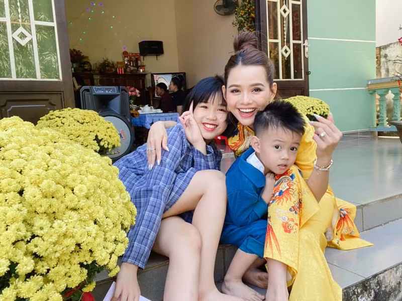 Mai của "Cổng mặt trời" làm mẹ đơn thân trong 4 năm qua. Hiền Trang và chồng cũ có hai con chung: 1 gái (Ngọc Ngân Hà), 1 trai (Hoàng Khải). Ảnh: FBNV