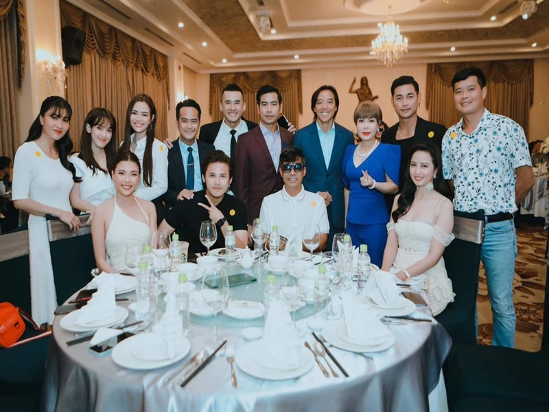 Mới đây, Hiền Trang hội ngộ dàn diễn viên phim "Cổng mặt trời": Hùng Thuận, Nguyệt Ánh, Lương Thế Thành, Tú Vi. Ảnh: FBNV