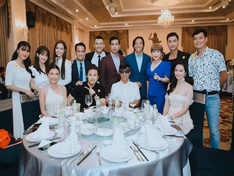 Mới đây, Hiền Trang hội ngộ dàn diễn viên phim "Cổng mặt trời": Hùng Thuận, Nguyệt Ánh, Lương Thế Thành, Tú Vi. Ảnh: FBNV