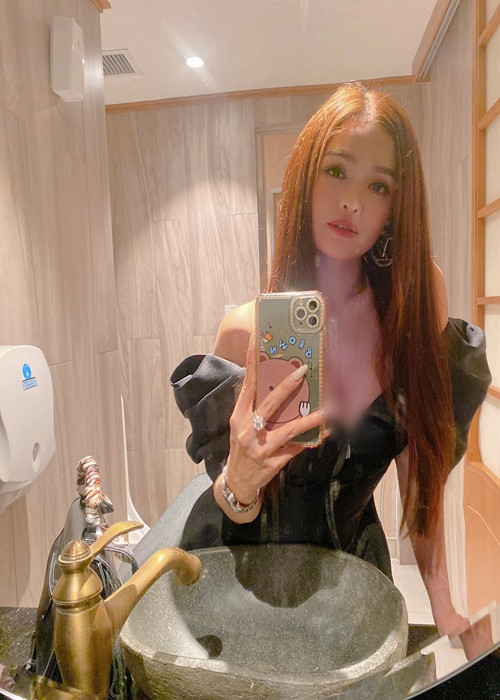 Ngoài đóng phim, Hiền Trang theo đuổi công việc ca hát, kinh doanh. Ảnh: FBNV