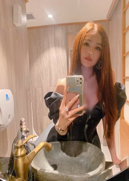 Ngoài đóng phim, Hiền Trang theo đuổi công việc ca hát, kinh doanh. Ảnh: FBNV