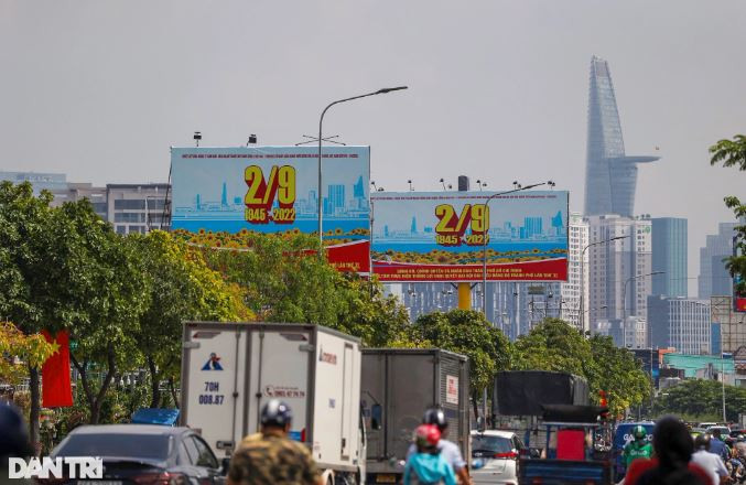 Pano chào mừng Ngày quốc khánh trên đường Nguyễn Hữu Thọ, quận 7 (Ảnh: Trần Đạt).