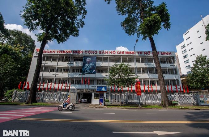 Trụ sở cơ quan Thành đoàn TPHCM (quận 1) rực rỡ cờ hoa (Ảnh: Hoàng Giám).