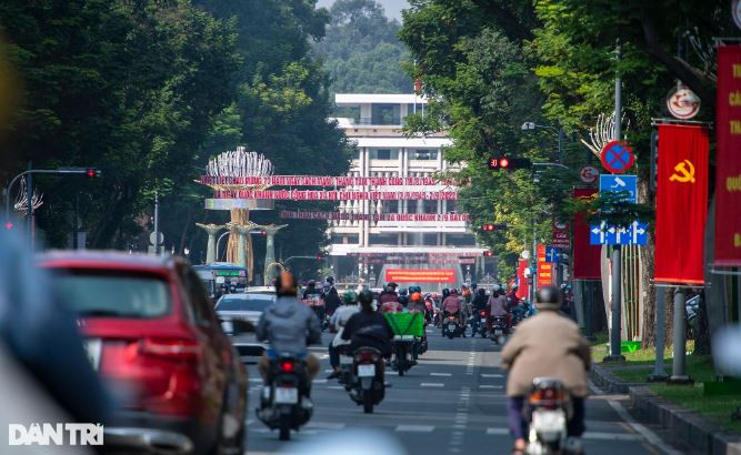 Đường Lê Duẩn dẫn vào Dinh Độc Lập (quận 1) được trang trí nhiều cờ phướn, khẩu hiệu mừng ngày Quốc khánh (Ảnh: Hoàng Giám).