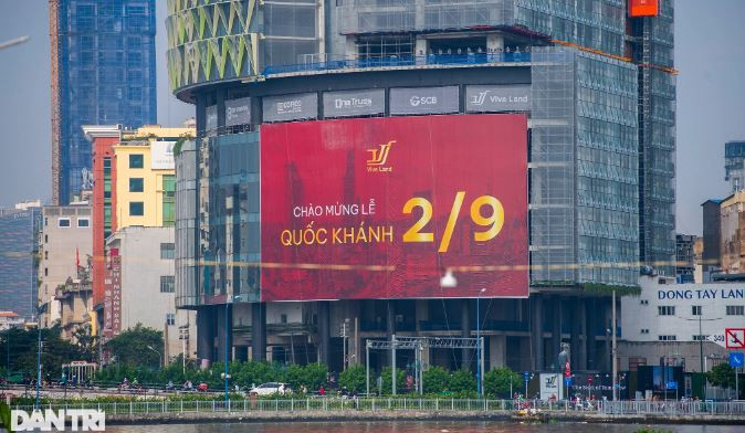 Biển chào mừng được dựng lên tại một công trình đang xây dựng ở quận 1, ven sông Sài Gòn (Ảnh: Hoàng Giám).