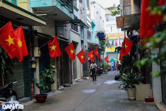 Hẻm 41 Học Lạc (phường 14, quận 5) rợp bóng cờ mừng lễ Quốc khánh (Ảnh: Quang Ninh).
