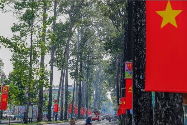 Trục đường An Dương Vương (quận 5) treo nhiều cờ Đảng, cờ Tổ quốc chào mừng ngày Quốc khánh 2/9. Đây là một trong số những tuyến đường rợp cờ hoa bậc nhất TPHCM trong những dịp lễ, Tết (Ảnh: Quang Ninh).