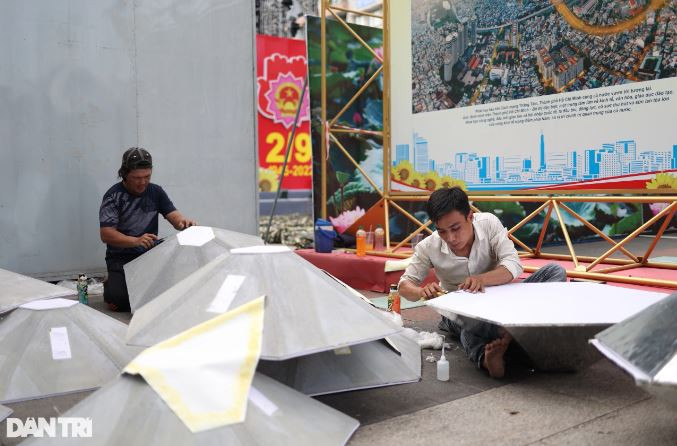 Các công nhân đang chuẩn bị trang trí trên phố đi bộ Nguyễn Huệ (quận 1) để kịp chào đón lễ 2/9 (Ảnh: Trần Đạt).