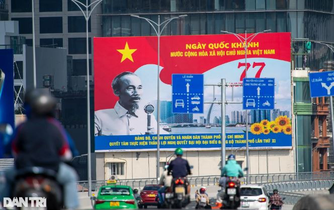 Bảng pano lớn với ảnh chân dung Bác Hồ và khẩu hiệu chào mừng ngày Quốc khánh được dựng trên trục đường Tôn Đức Thắng, quận 1 (Ảnh: Hoàng Giám).