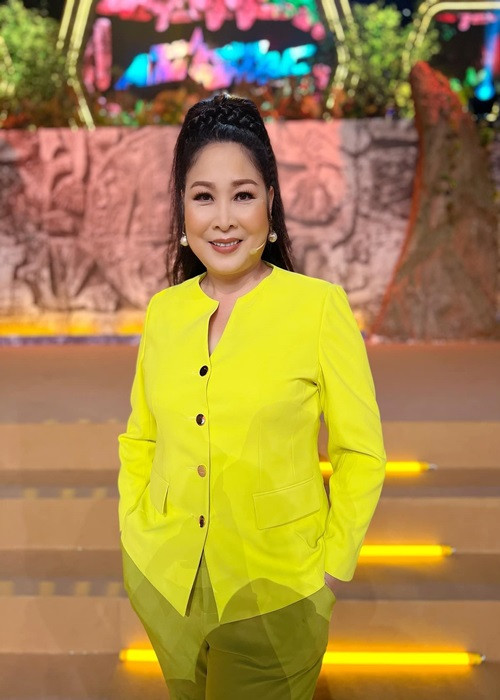 Ở tuổi 56, vóc dáng của Hồng Vân đẫy đà hơn ngày trẻ. Tuy nhiên, vẻ duyên dáng của cô không hề thay đổi. Ảnh: FBNV