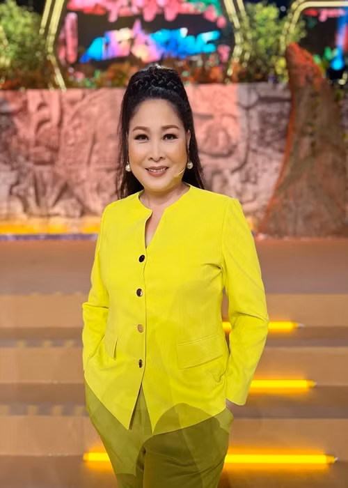 Ở tuổi 56, vóc dáng của Hồng Vân đẫy đà hơn ngày trẻ. Tuy nhiên, vẻ duyên dáng của cô không hề thay đổi. Ảnh: FBNV