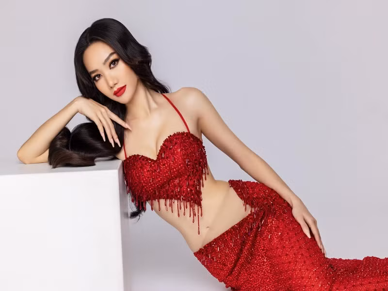 Hồng Tuyết là thí sinh Miss Grand Vietnam có vòng eo nhỏ nhất, chỉ 52 cm. Hạn chế của chân dài này là chiều cao khá khiêm tốn (1m67).