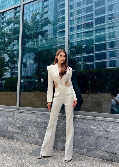 Trước chung khảo Miss Grand Vietnam 2022, Quỳnh Châu không ít lần đối mặt với ý kiến trái chiều. Cô bị soi mặc đồ cũ, bị chê catwalk như múa. Nhiều người cho rằng Quỳnh Châu cần phải bứt phá trong chặng cuối đua cuối cùng này.