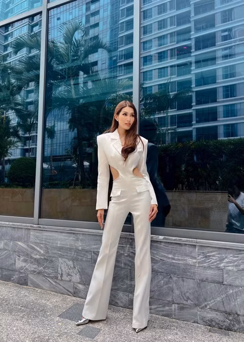 Trước chung khảo Miss Grand Vietnam 2022, Quỳnh Châu không ít lần đối mặt với ý kiến trái chiều. Cô bị soi mặc đồ cũ, bị chê catwalk như múa. Nhiều người cho rằng Quỳnh Châu cần phải bứt phá trong chặng cuối đua cuối cùng này.