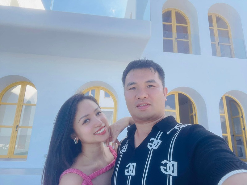 Vân Hugo còn từng cho biết cô và người cũ của chồng có mối quan hệ tốt đẹp. Cả hai quý mến và tôn trọng lẫn nhau, đối xử văn minh và dành tình yêu cho các bé.