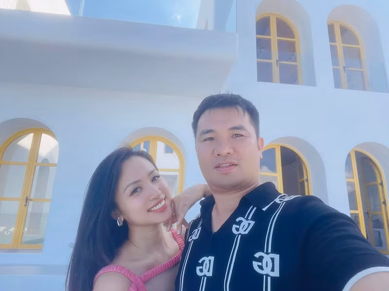 Vân Hugo còn từng cho biết cô và người cũ của chồng có mối quan hệ tốt đẹp. Cả hai quý mến và tôn trọng lẫn nhau, đối xử văn minh và dành tình yêu cho các bé.