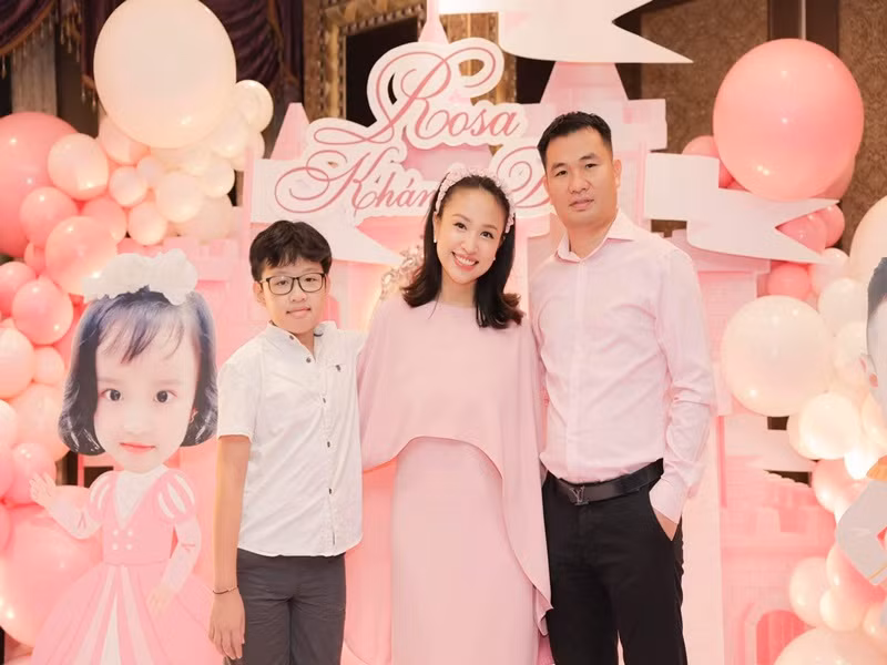 Ông xã Vân Hugo cũng có con riêng. Nữ MC từng tiết lộ con riêng của cô sống hòa thuận với con riêng của chồng. "Bạn Bin từ bé đã chỉ có một mình nên rất thèm có anh, có em. Vì thế, khi về một ngôi nhà có đông anh em, bé như được toại nguyện và lúc nào cũng vui vẻ. Các bạn ở với nhau rất hòa thuận và nếu có vấn đề gì thì bố mẹ sẽ đứng ra làm quan tòa ngay. Tôi và ông xã rất công bằng trong cách ứng xử với con nên các bé không bao giờ hiềm khích, ghen ghét nhau", Vân Hugo chia sẻ.